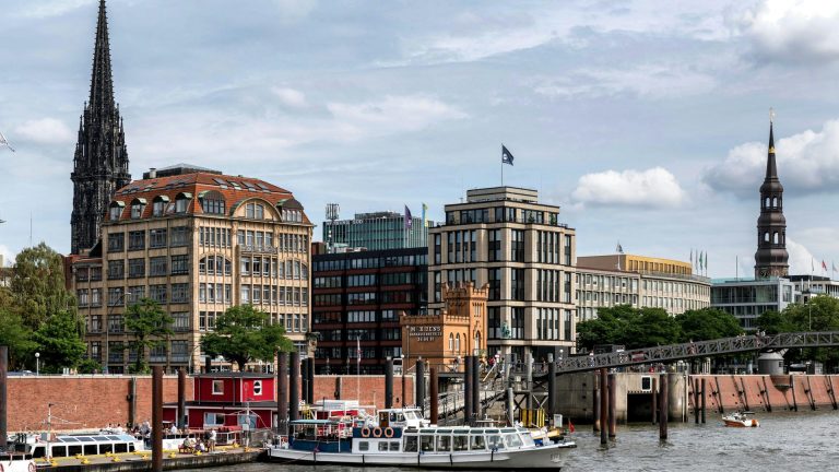 Panorama von Hafen und Stadt in Hamburg