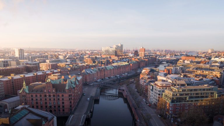 Luftbild von Speicherstadt und Elbphilharmonie