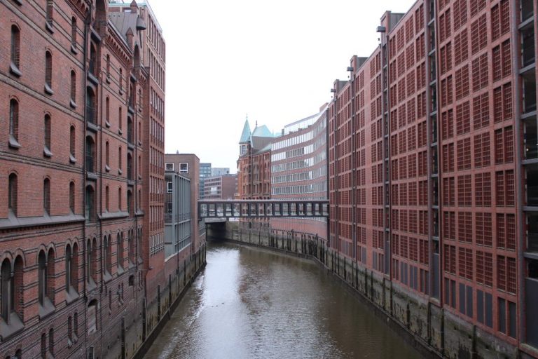 Fleet in der Speicherstadt bei Ebbe